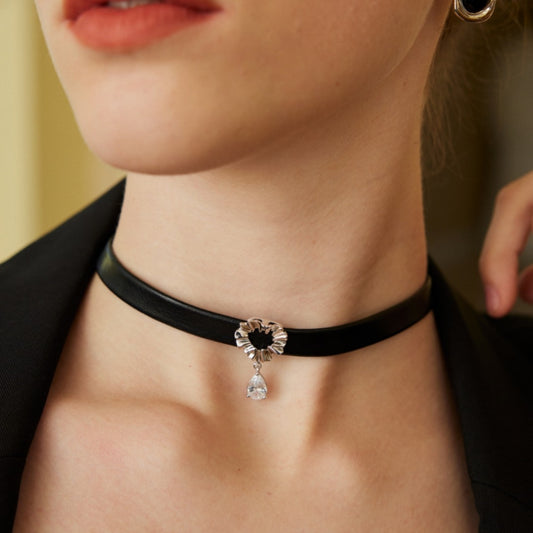 Noire Heart Choker