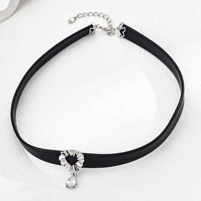 Noire Heart Choker